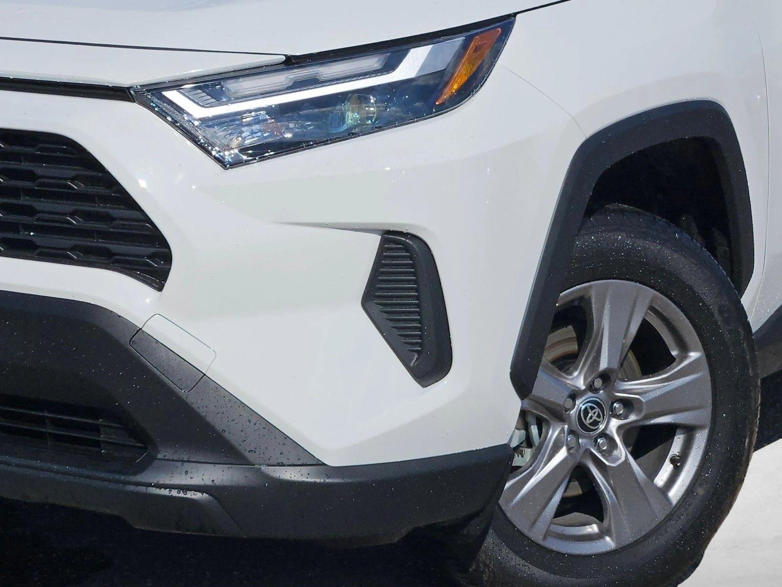 2025 Toyota RAV4 Hybrid LE photo 4