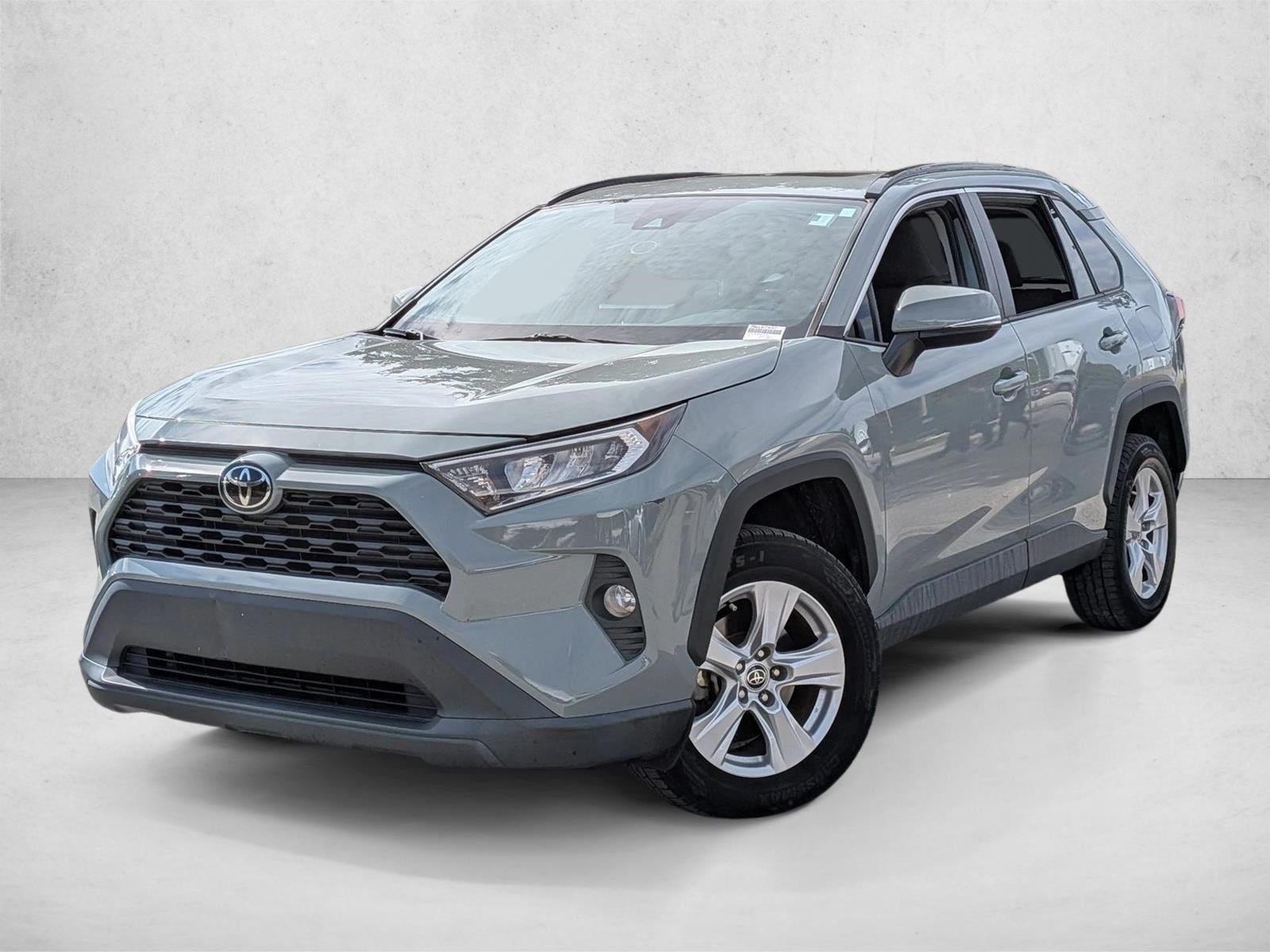 2021 Toyota RAV4 XLE's photo