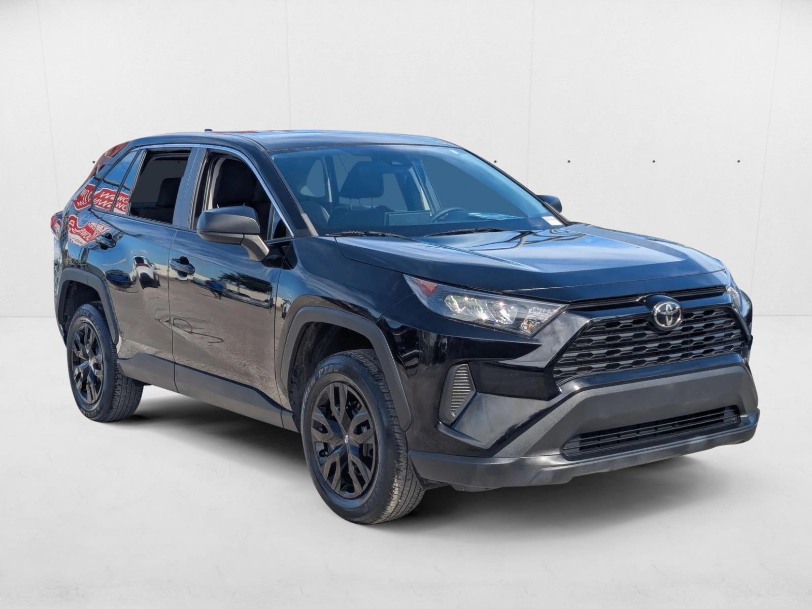 2022 Toyota RAV4 LE photo 3