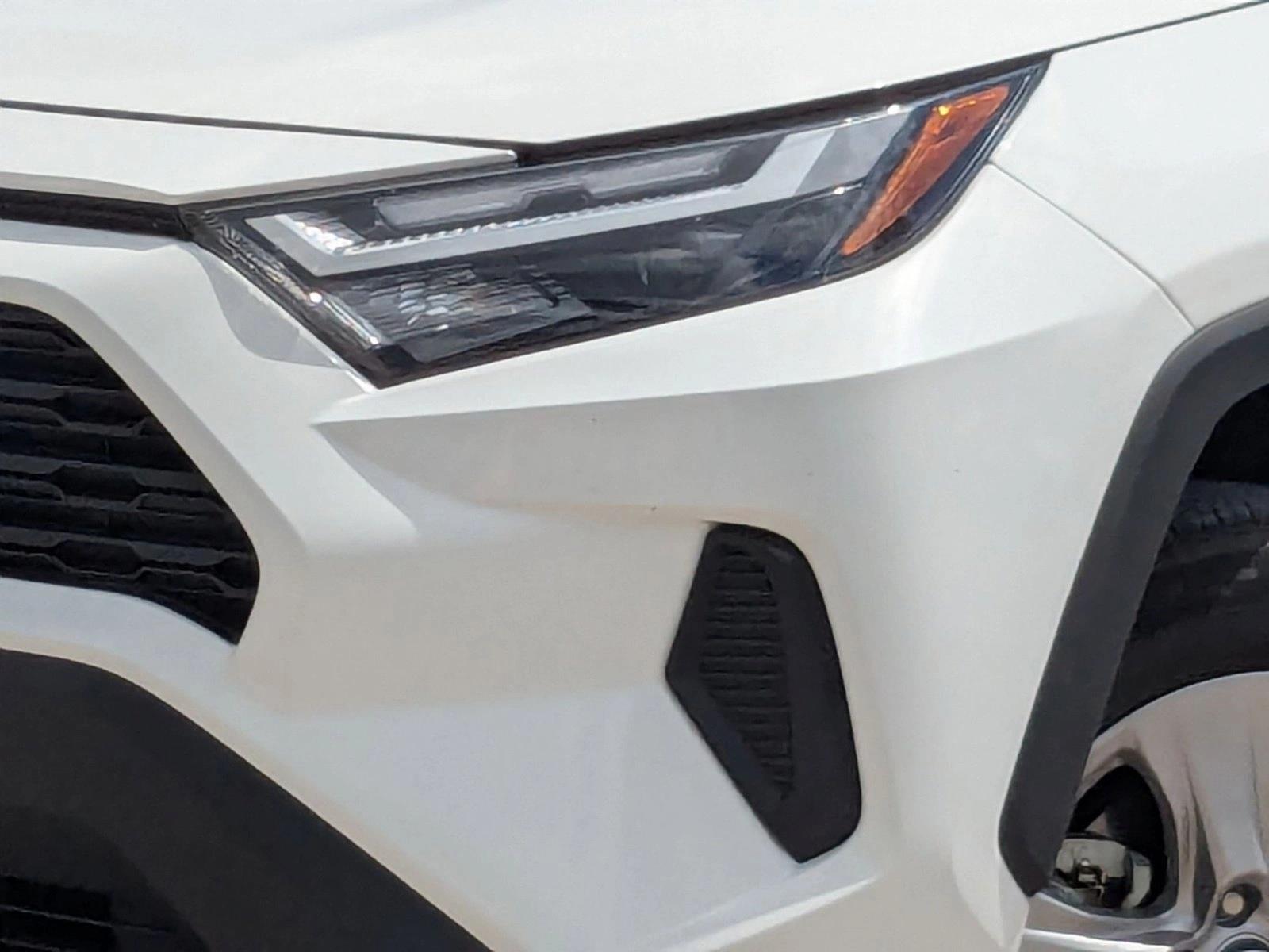 2022 Toyota RAV4 Hybrid XLE photo 3