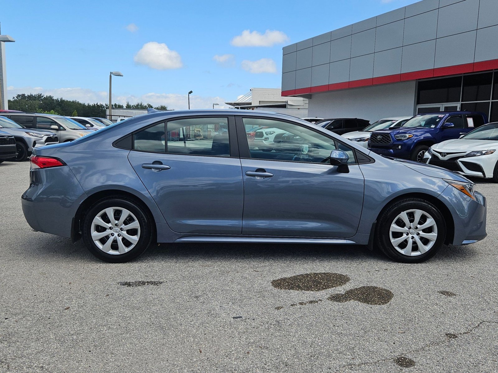 2025 Toyota Corolla LE photo 4