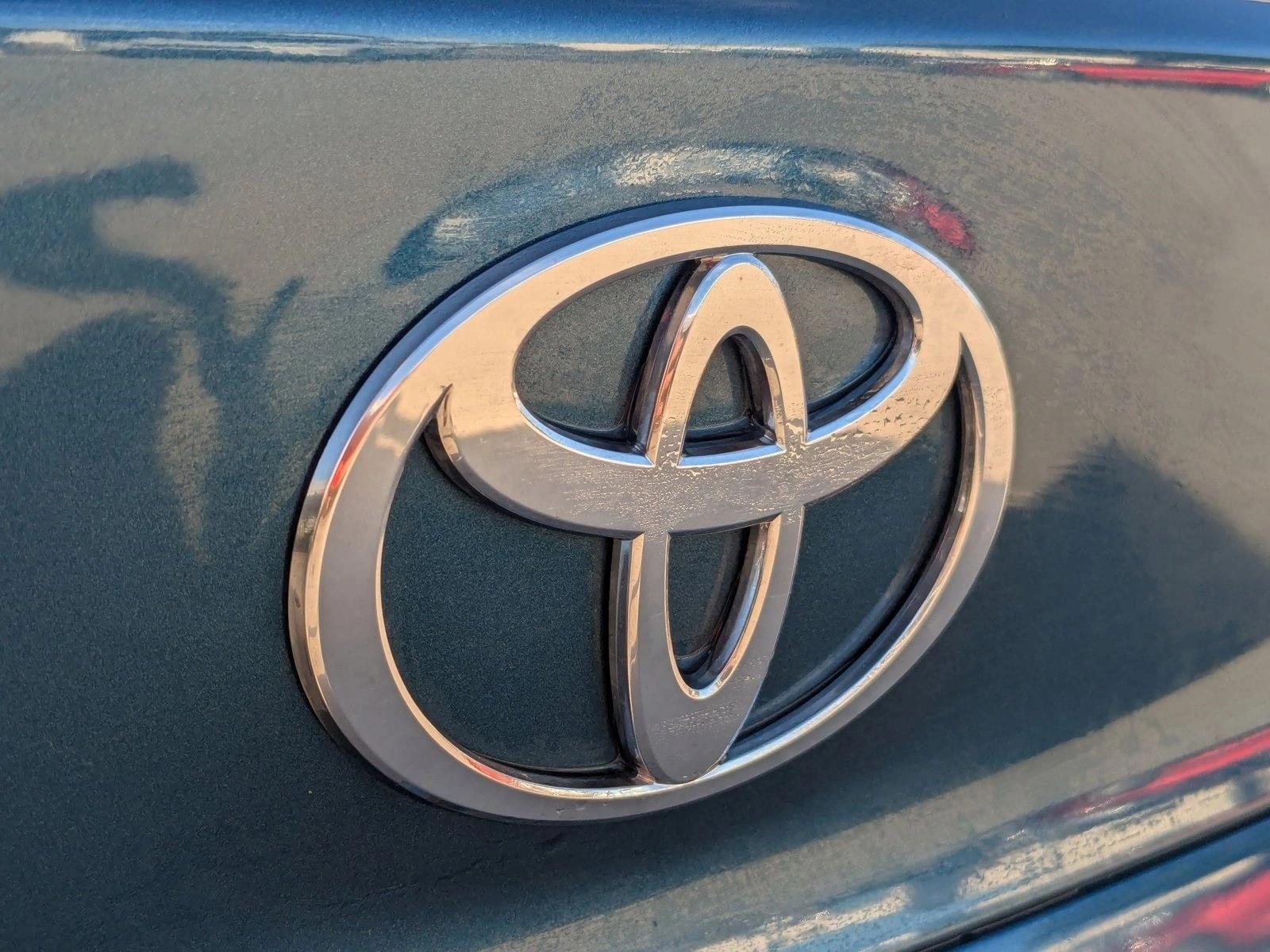 2025 Toyota Camry SE photo 4