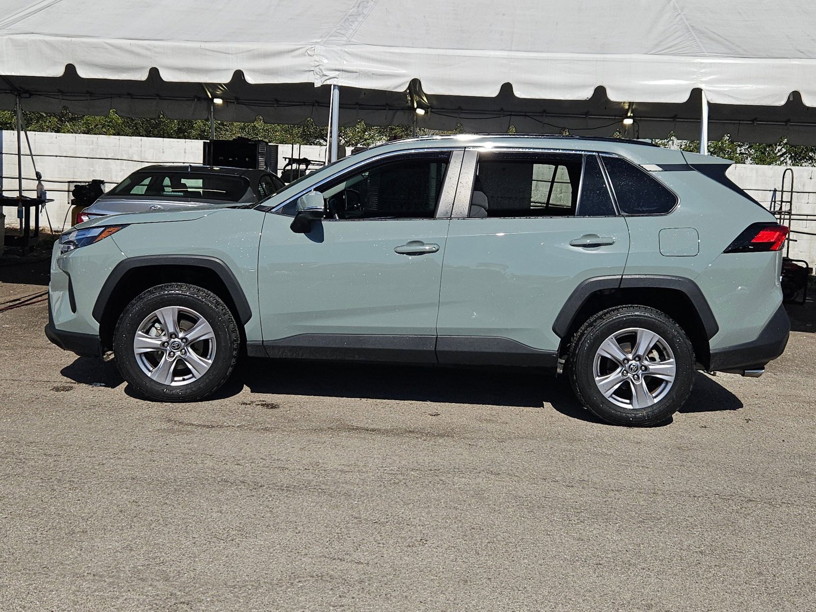 2023 Toyota RAV4 XLE photo 3