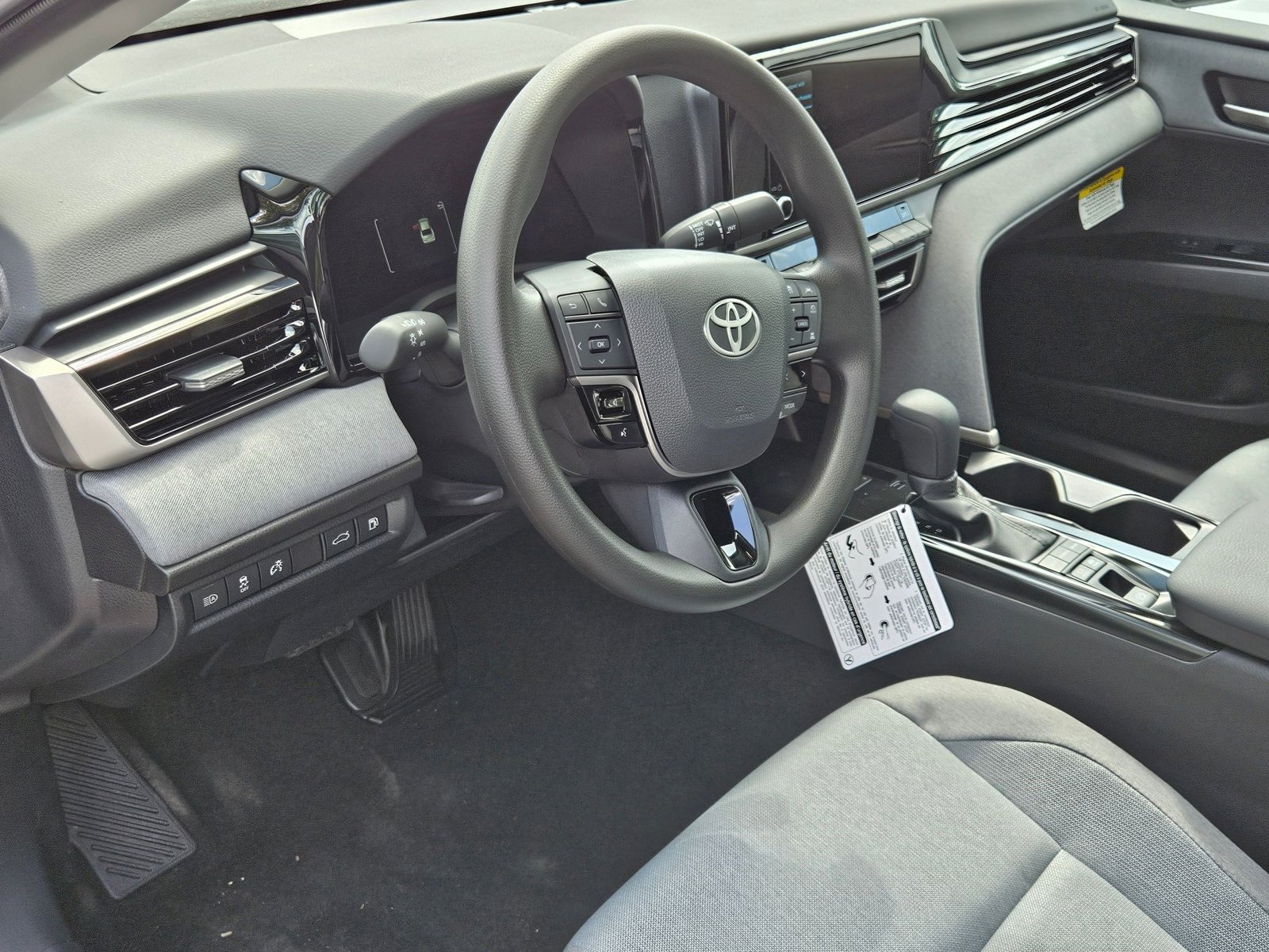 2025 Toyota Camry LE SE photo 3