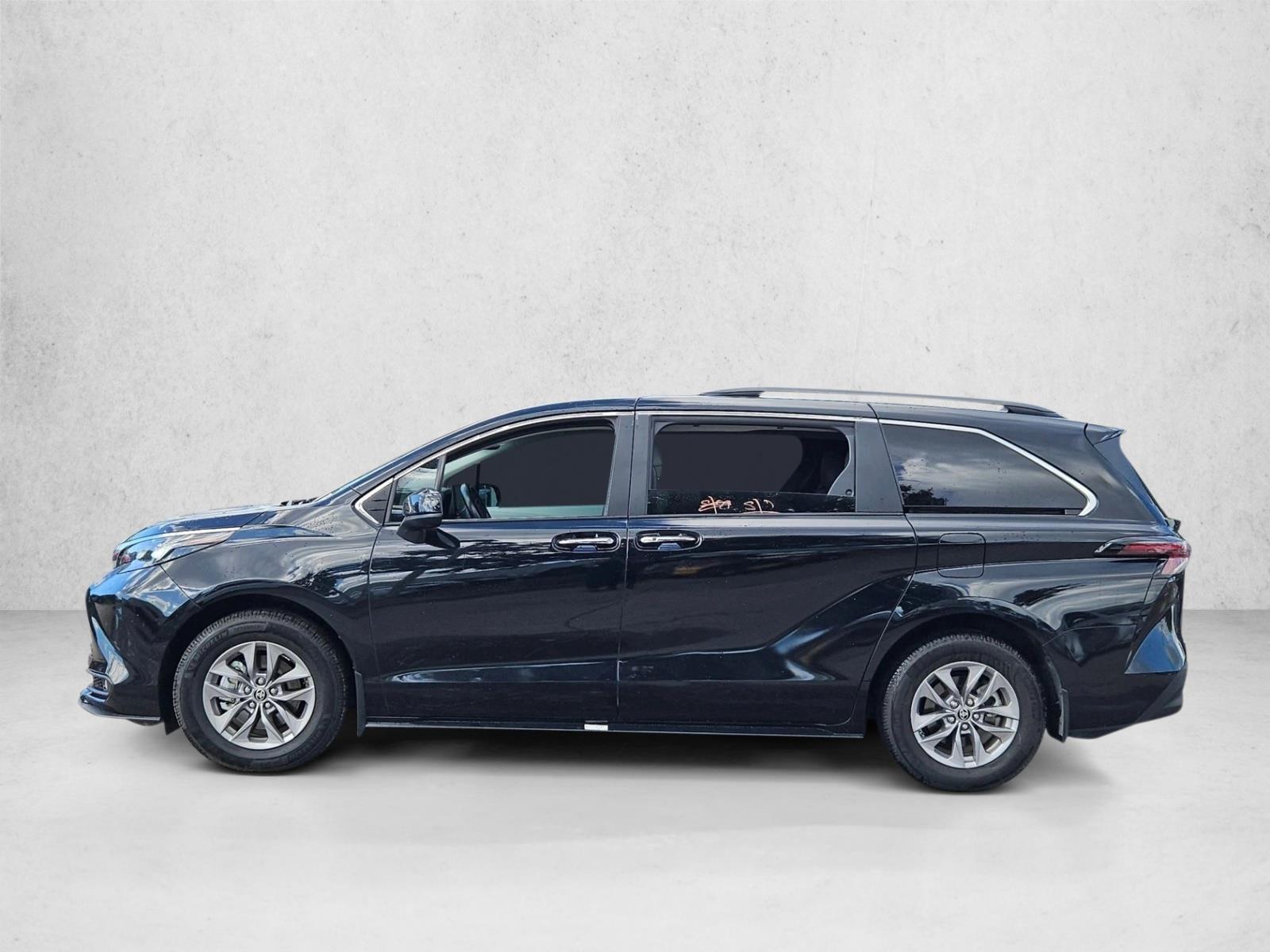 2025 Toyota Sienna XLE photo 3