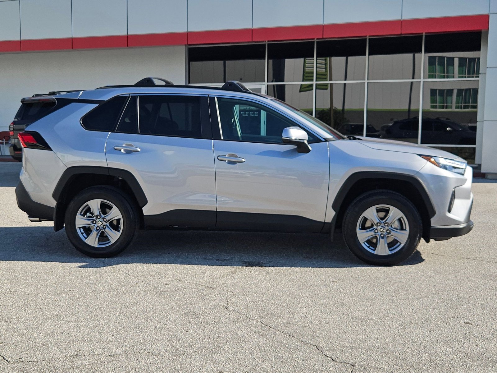 2025 Toyota RAV4 XLE photo 4