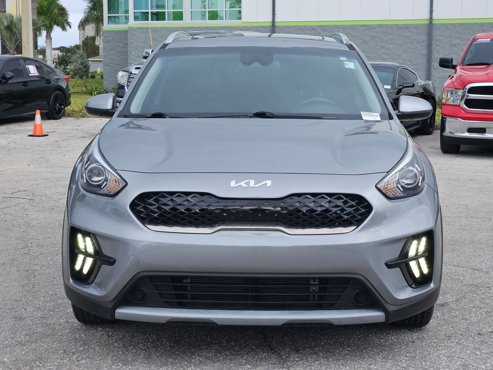 2022 Kia Niro LXS photo 2