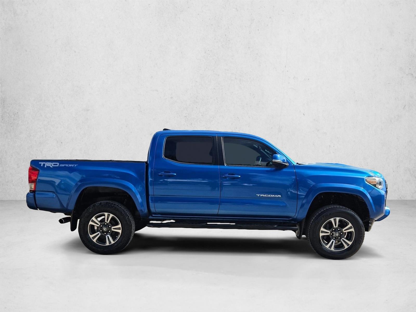 2017 Toyota Tacoma TRD Sport V6 photo 4