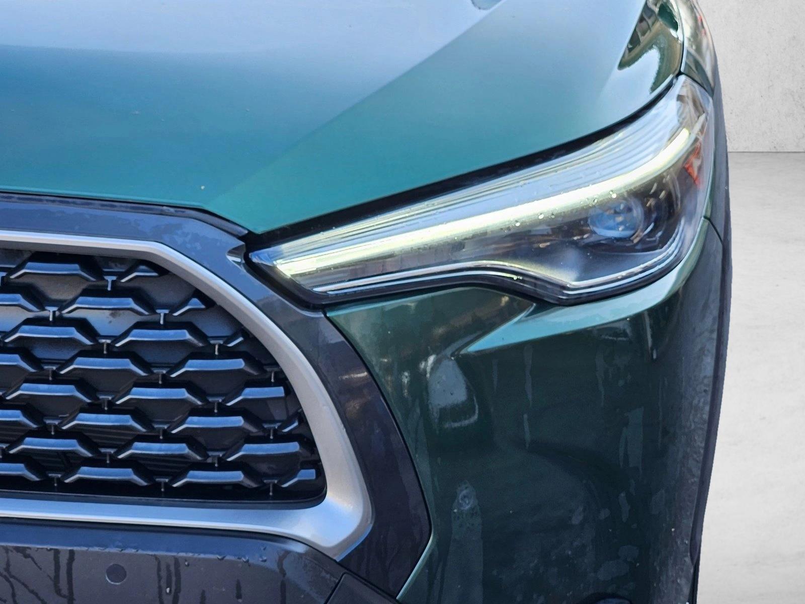 2022 Toyota Corolla Cross XLE photo 2