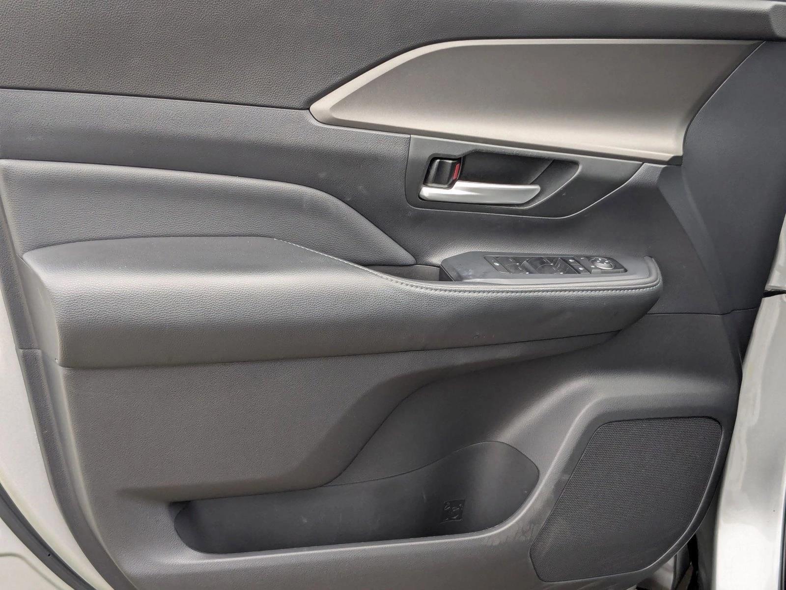 2024 Toyota Highlander Hybrid XLE photo 4