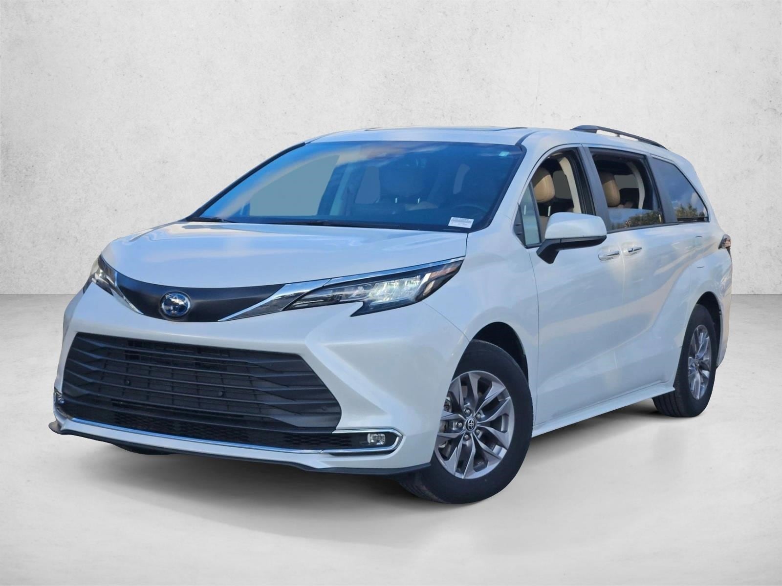 2023 Toyota Sienna XLE's photo