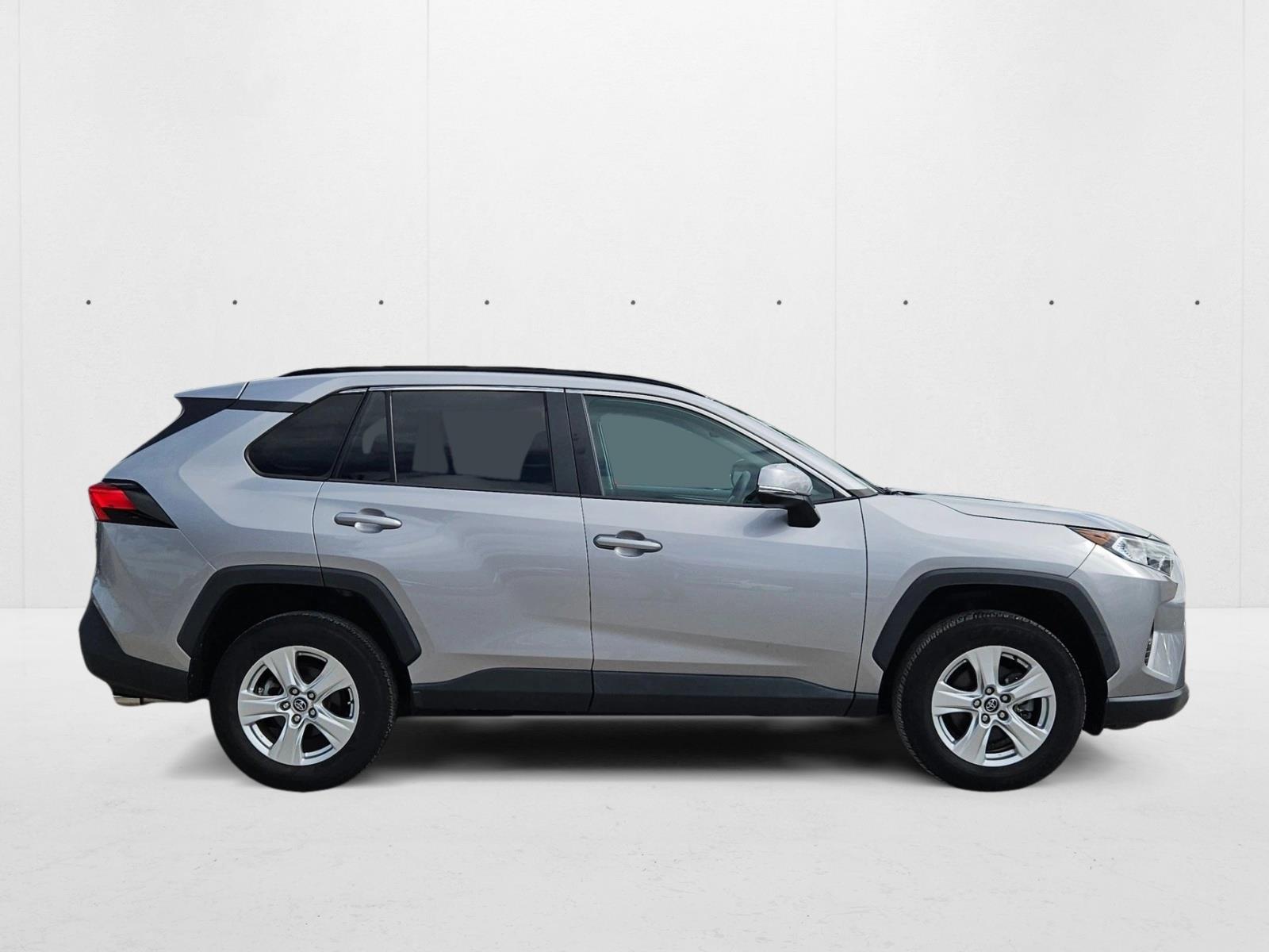 2020 Toyota RAV4 XLE photo 4