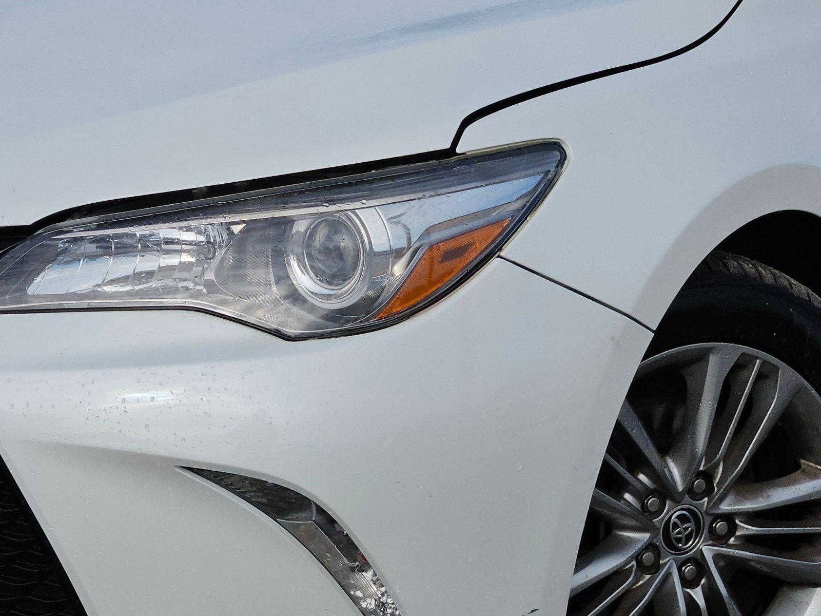 2015 Toyota Camry SE photo 3