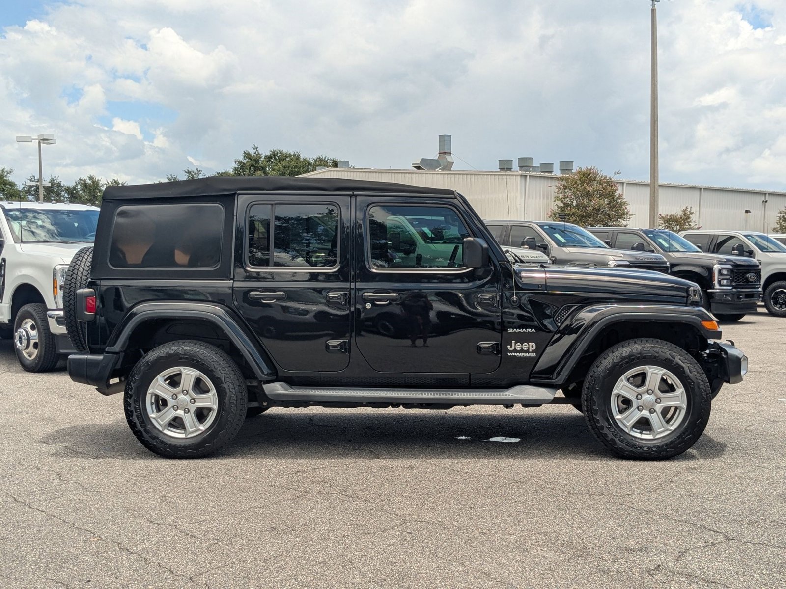 2018 Jeep Wrangler Unlimited Sahara photo 4