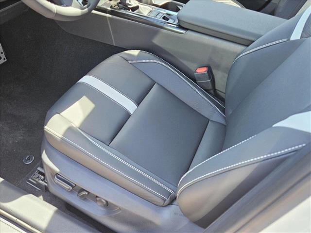 2025 Toyota Camry SE photo 4