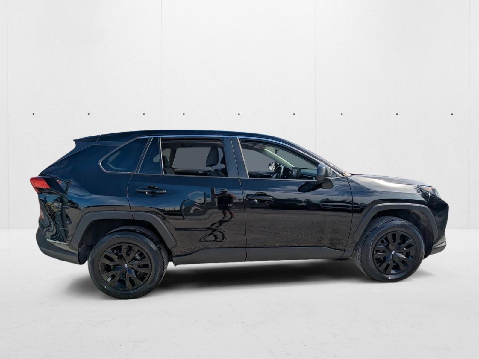 2022 Toyota RAV4 LE photo 4