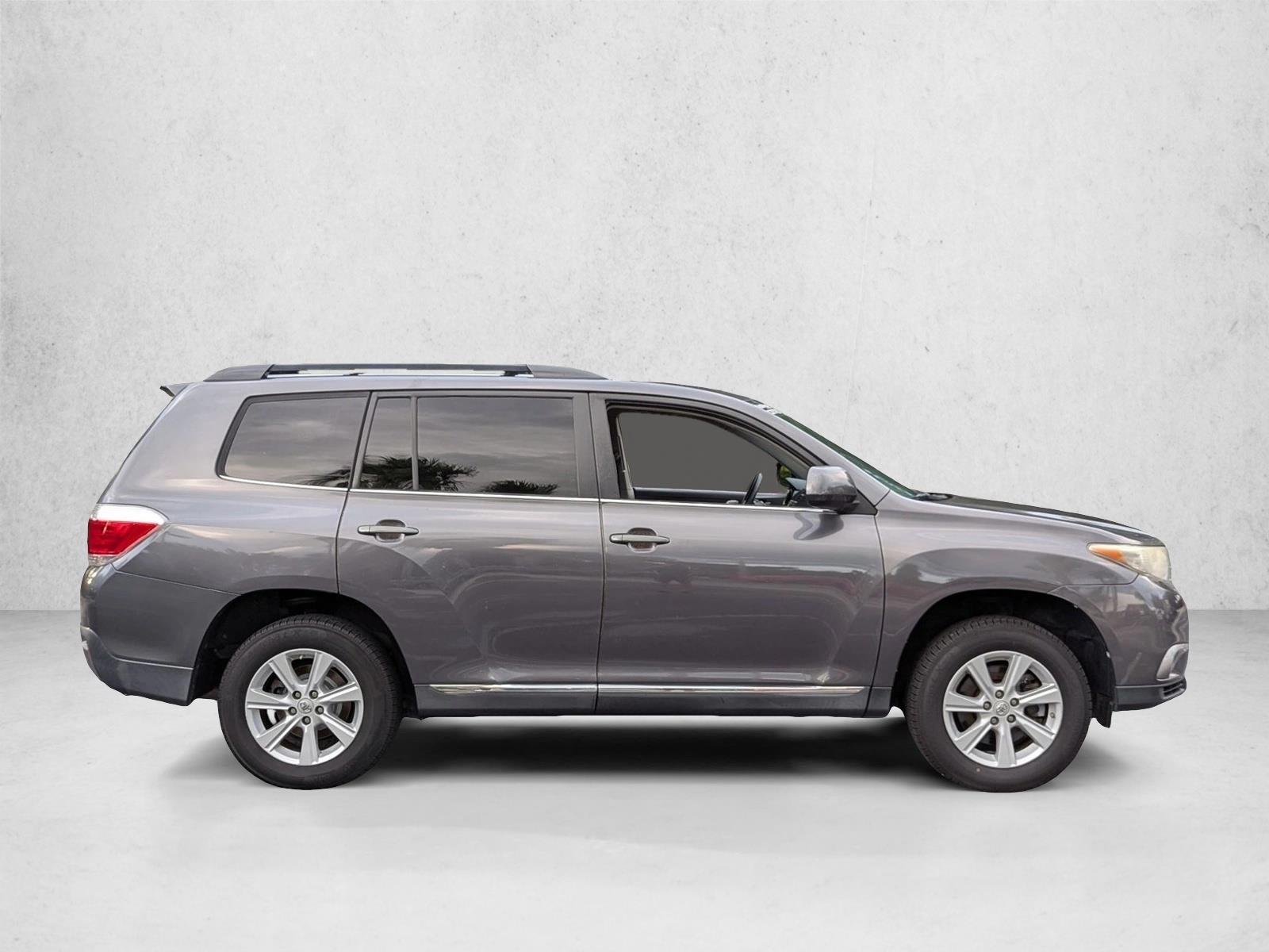 2013 Toyota Highlander Plus photo 4