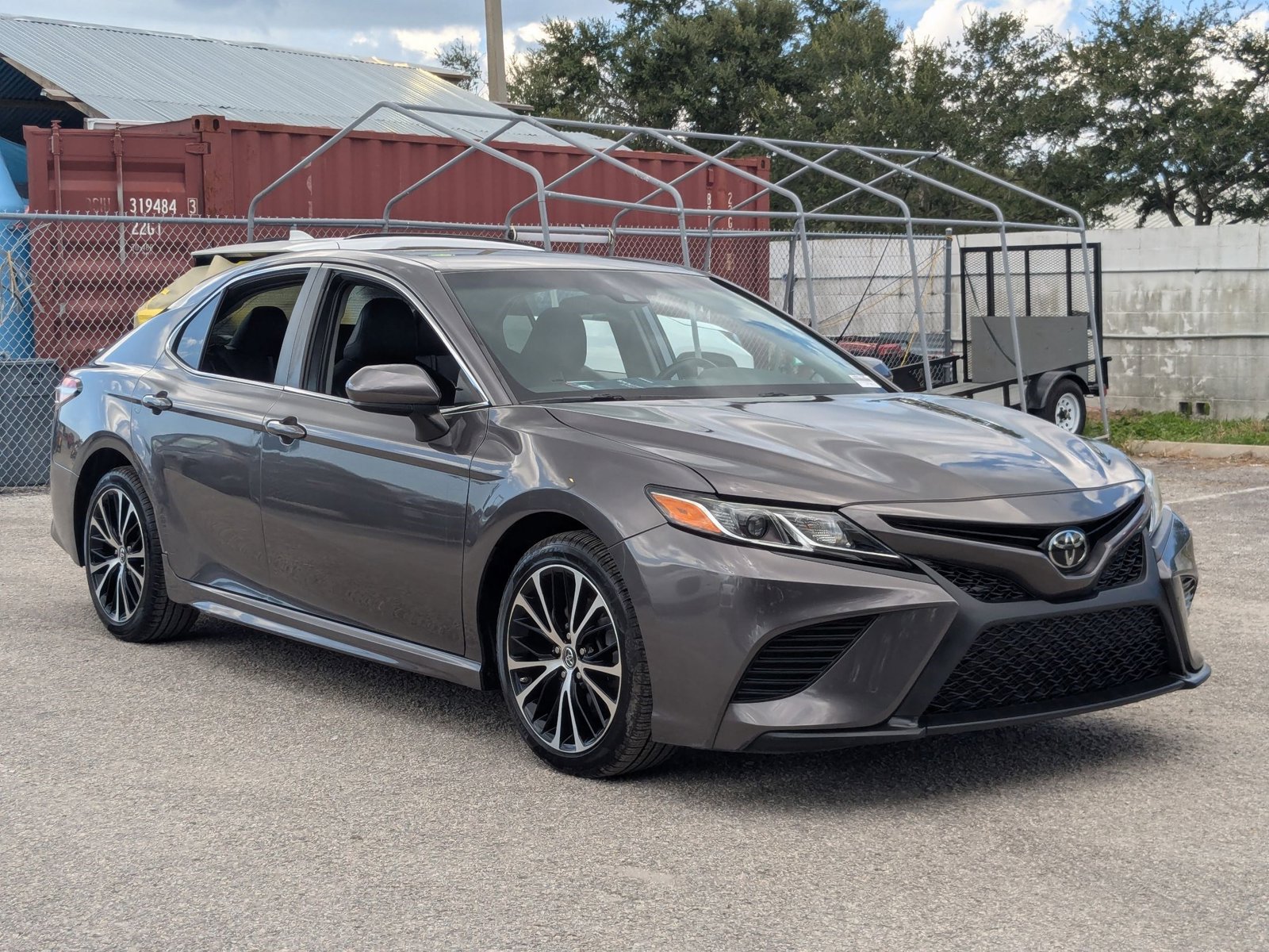 2018 Toyota Camry SE photo 3
