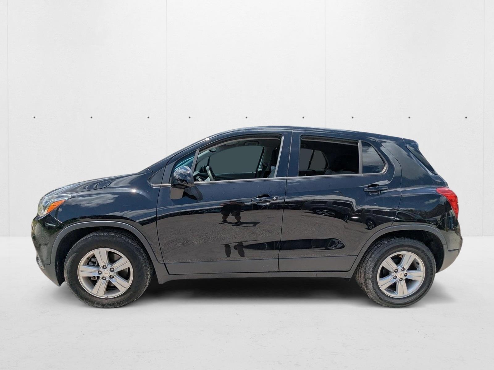 2022 Chevrolet Trax LS photo 2