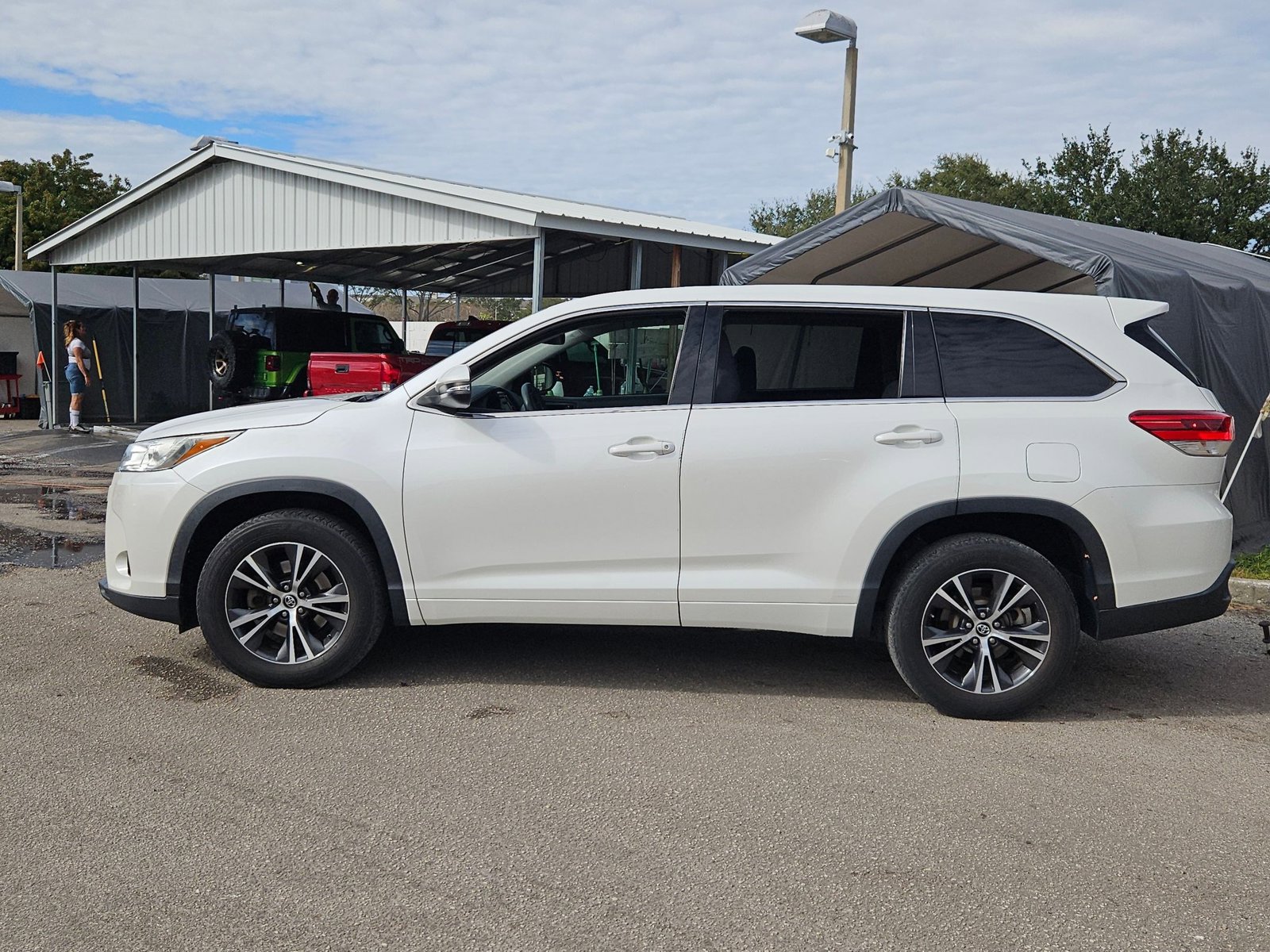 2017 Toyota Highlander LE photo 2
