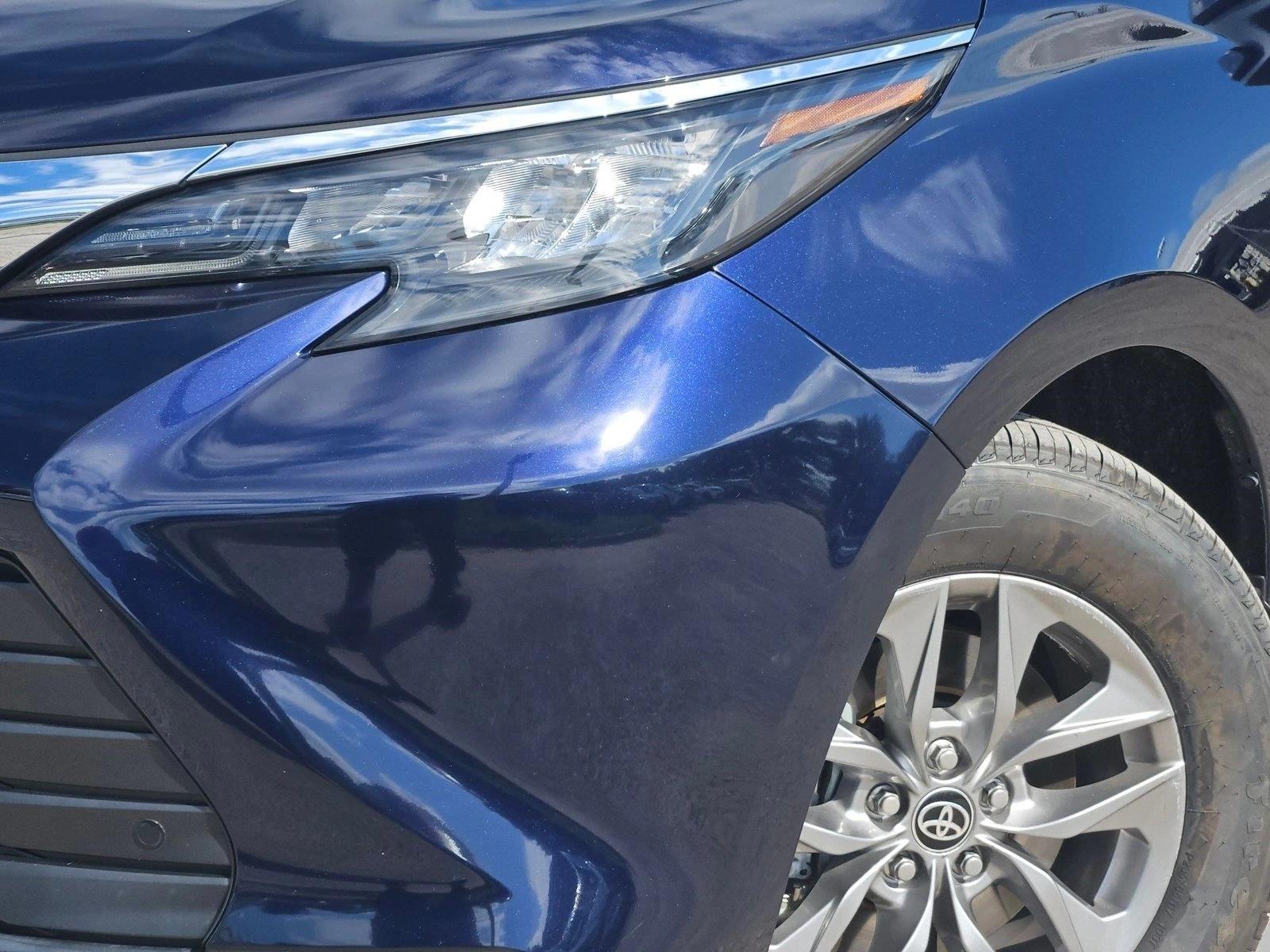 2024 Toyota Sienna XLE photo 4