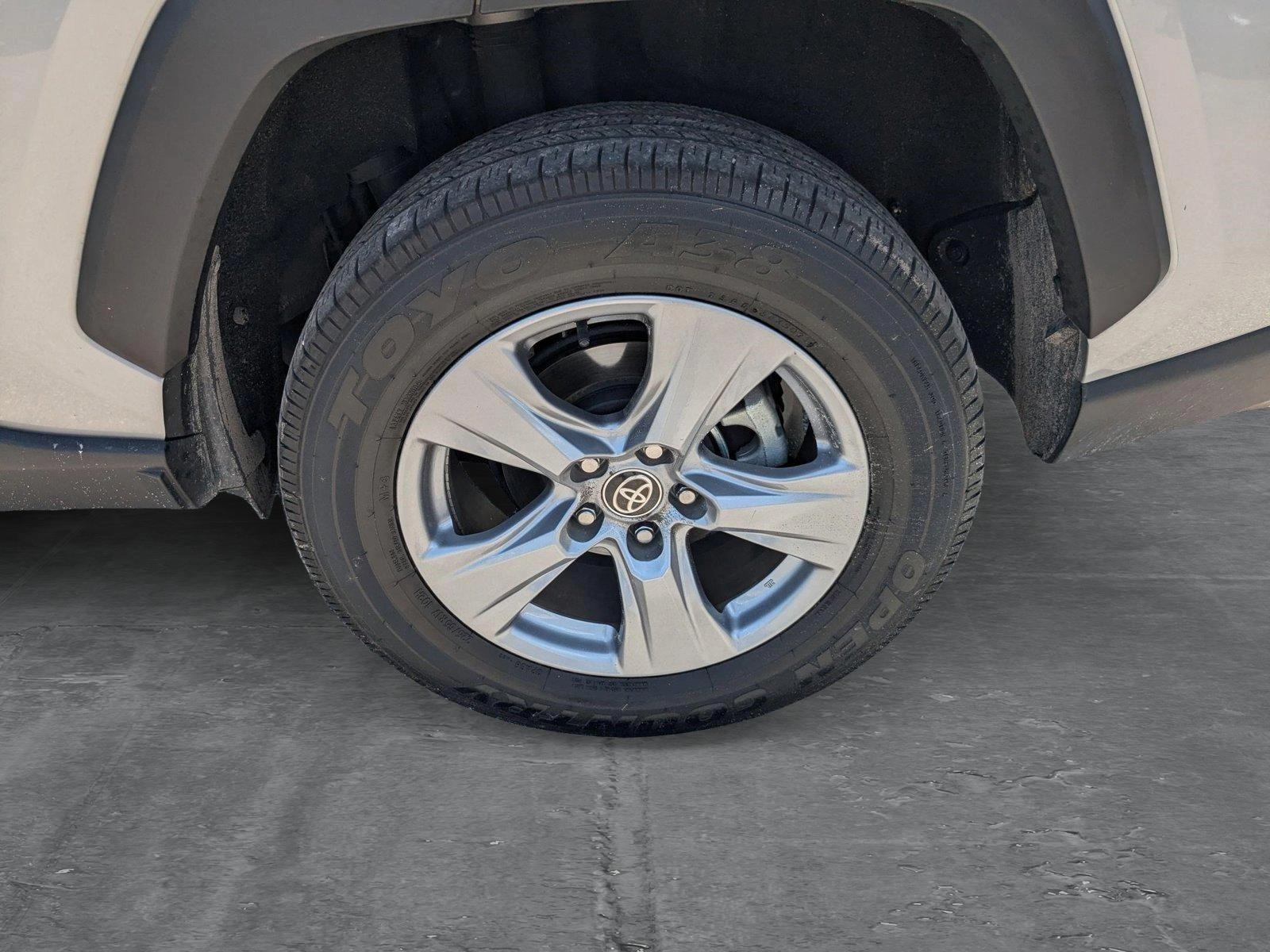 2022 Toyota RAV4 XLE photo 3