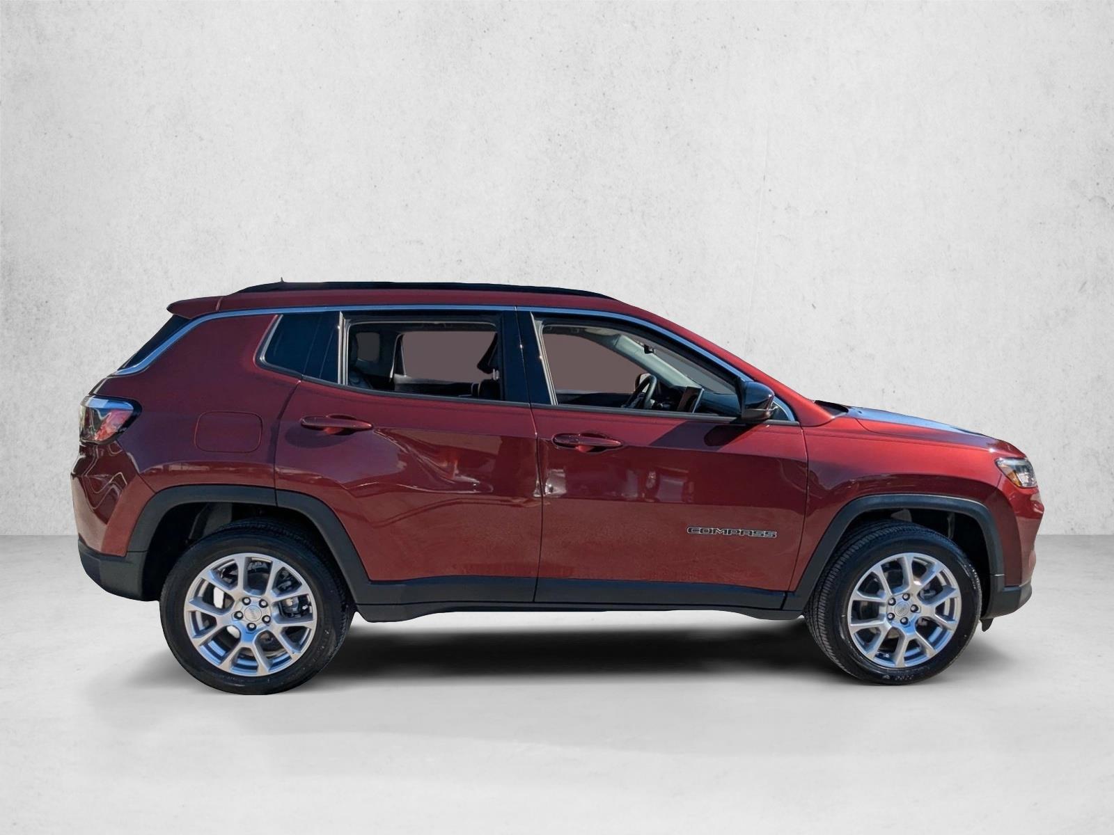 2022 Jeep Compass Latitude Lux photo 4