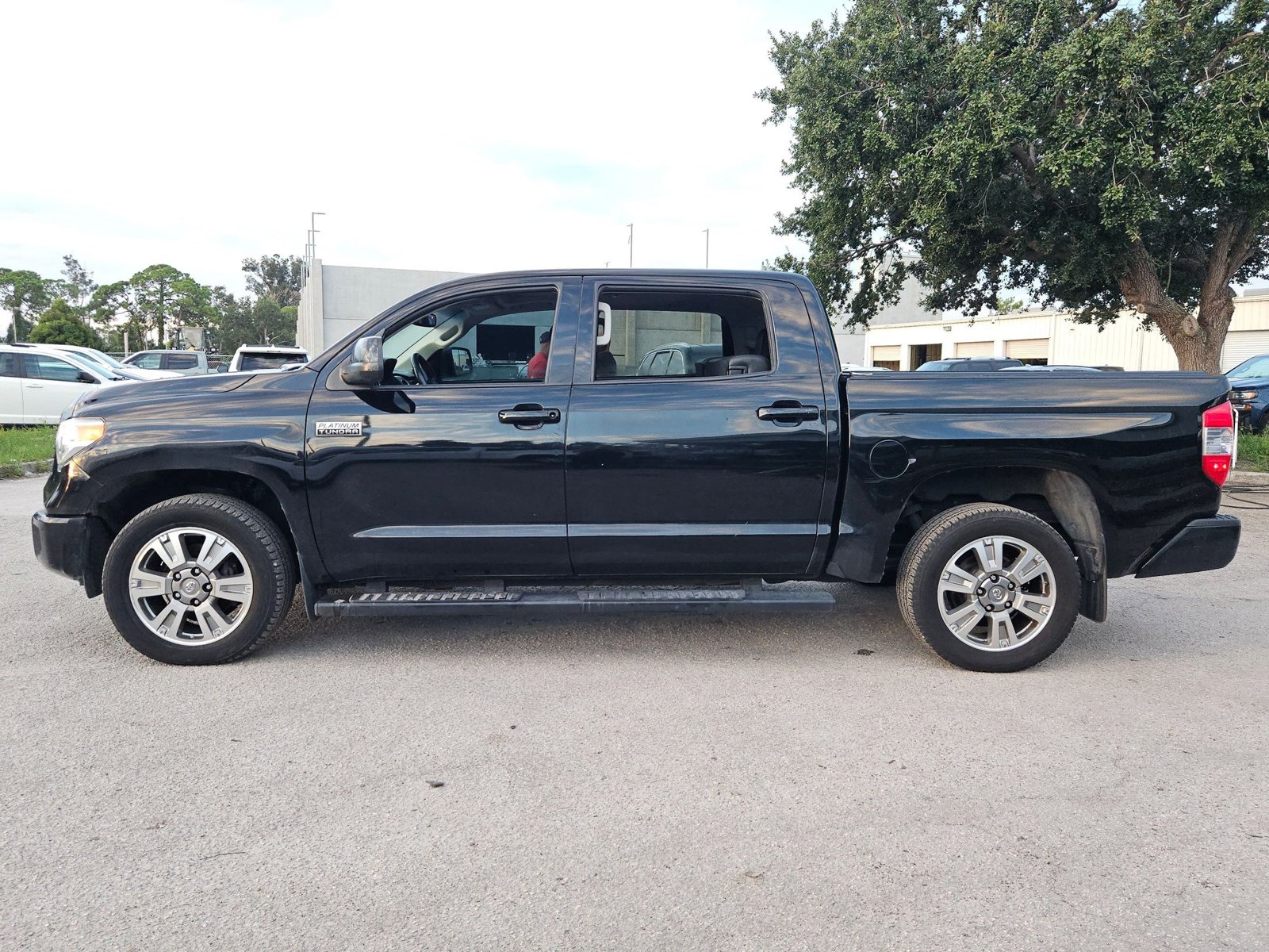 2017 Toyota Tundra Platinum CrewMax photo 3