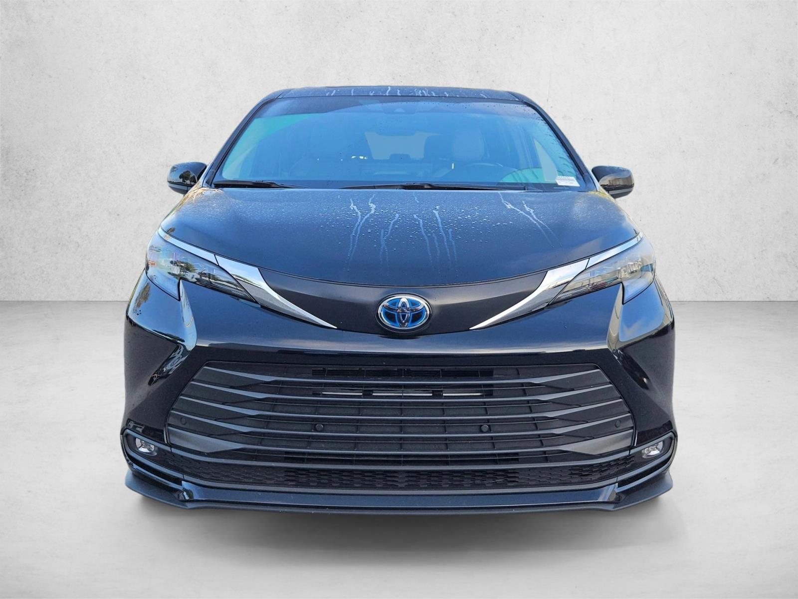 2025 Toyota Sienna XLE photo 2