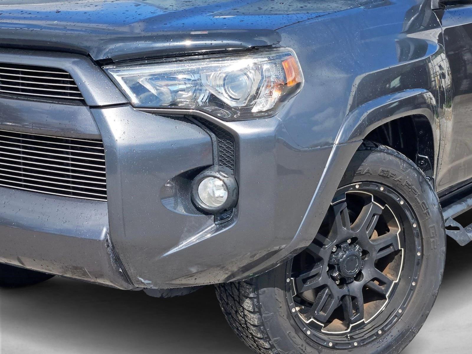 2017 Toyota 4Runner SR5 photo 4