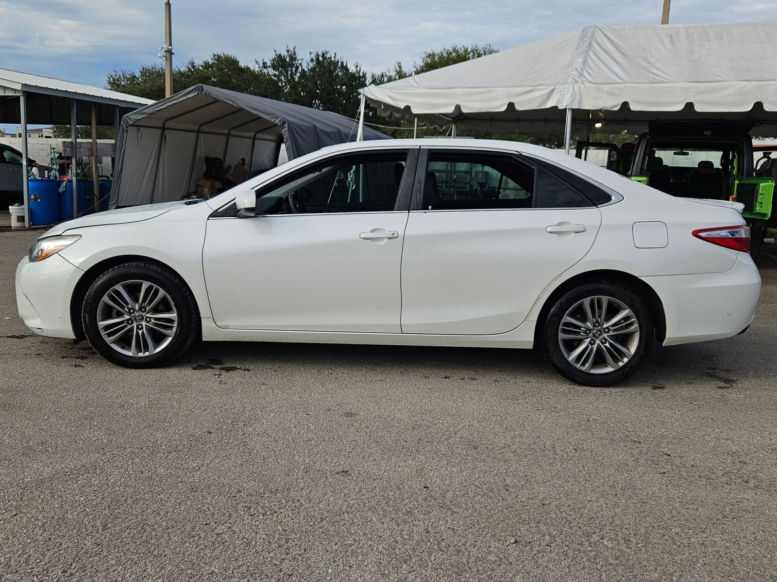 2015 Toyota Camry SE photo 2