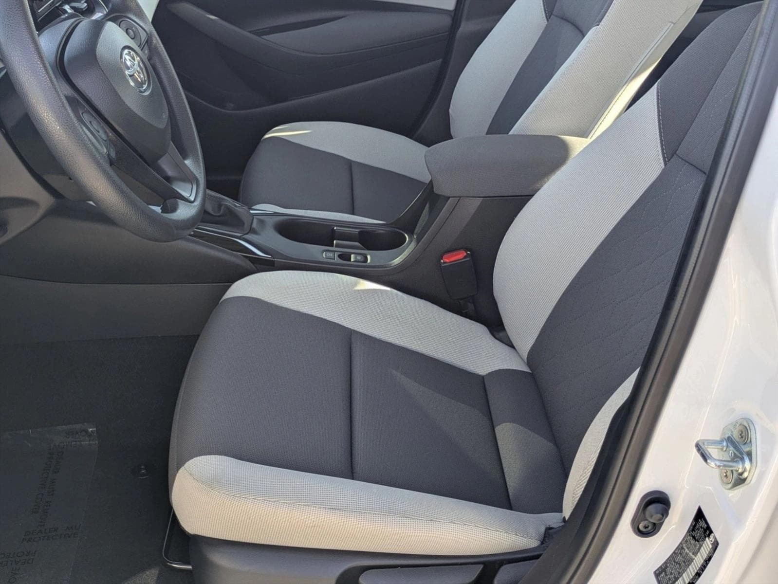 2025 Toyota Corolla LE - Photo 14