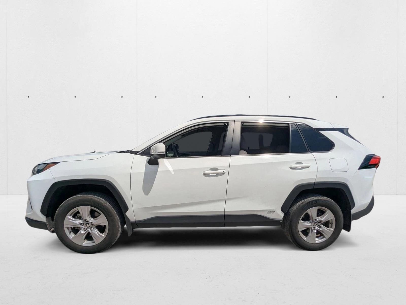 2022 Toyota RAV4 Hybrid XLE photo 2