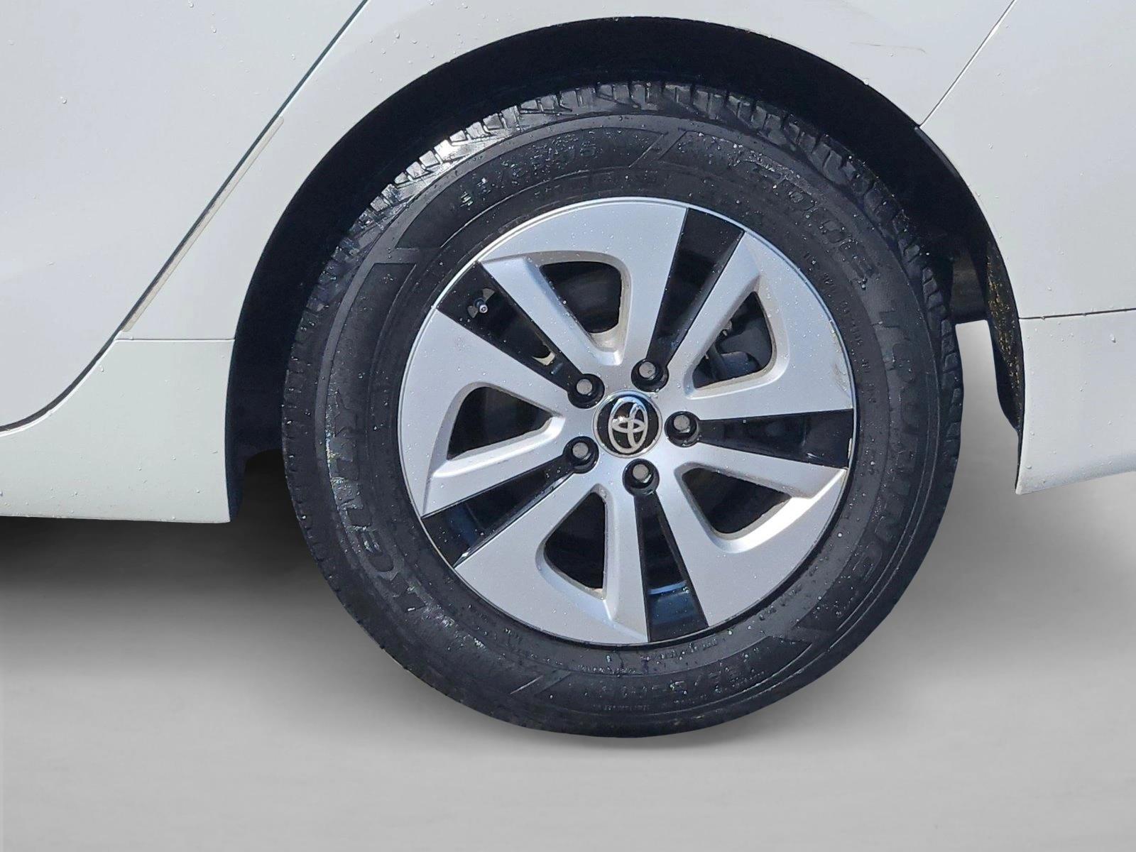 2016 Toyota Prius Four photo 4