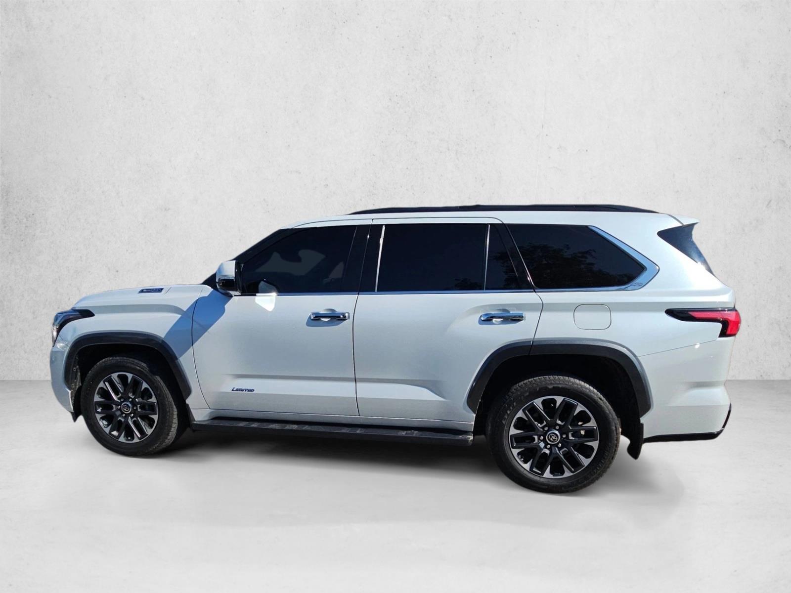 2023 Toyota Sequoia SR5 photo 3