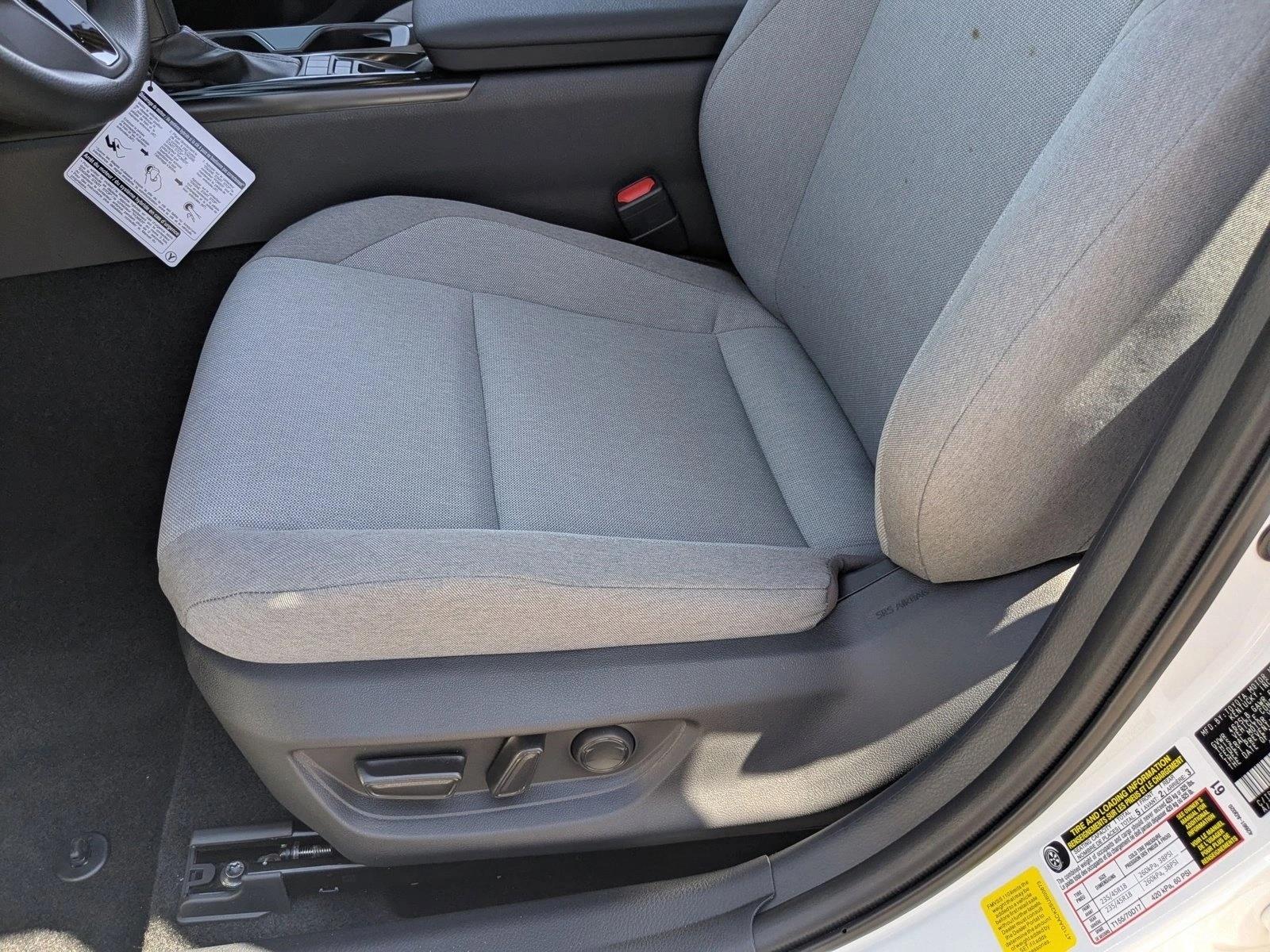 2025 Toyota Camry LE SE photo 4