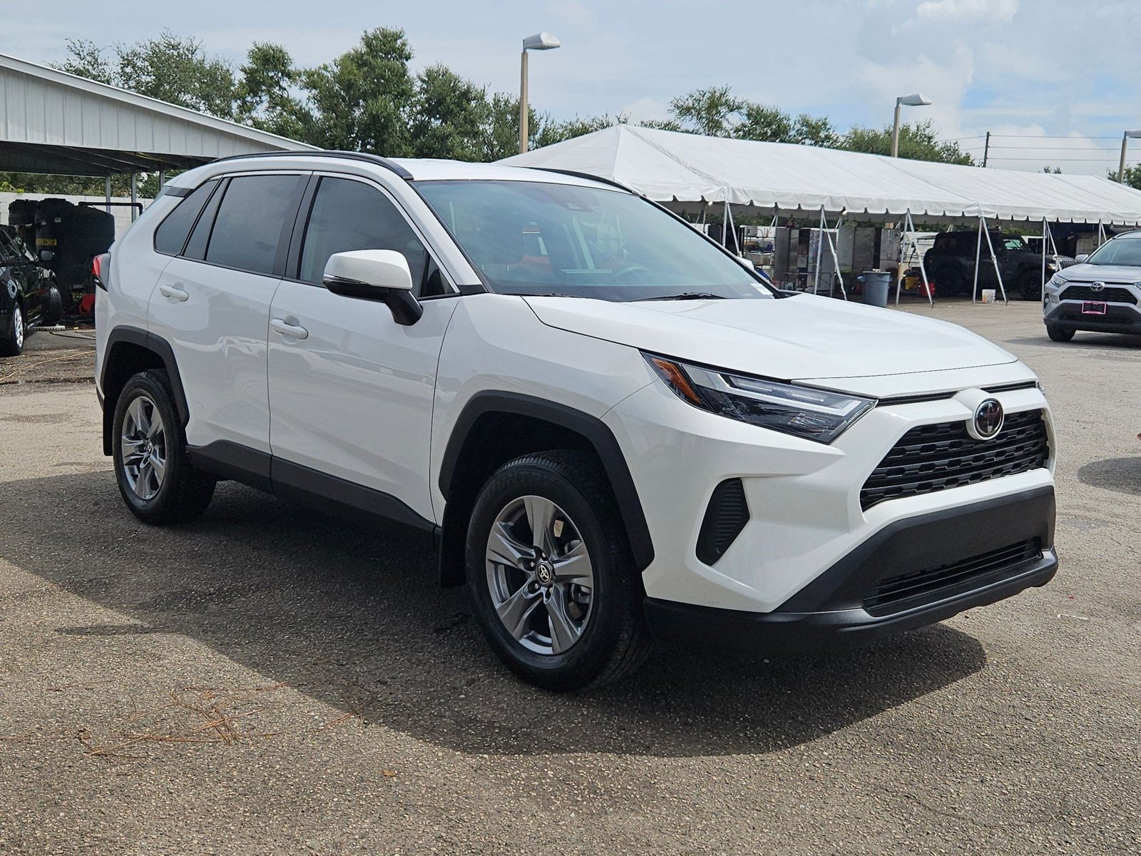 2024 Toyota RAV4 XLE photo 3
