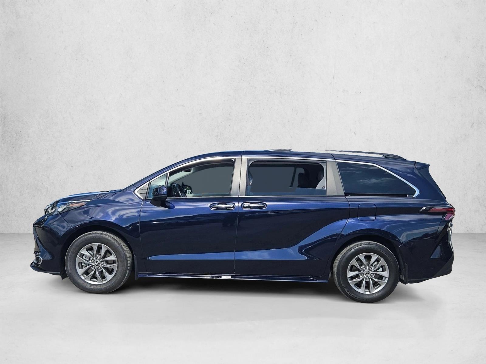 2024 Toyota Sienna XLE photo 3
