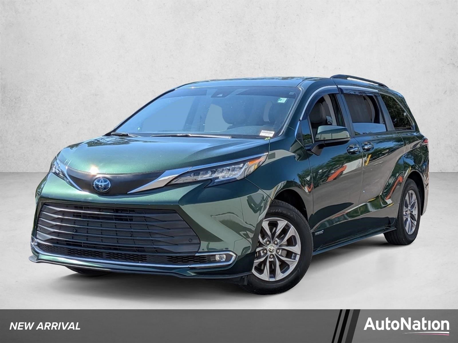 2021 Toyota Sienna XLE 7-Passenger Hybrid FWD's photo