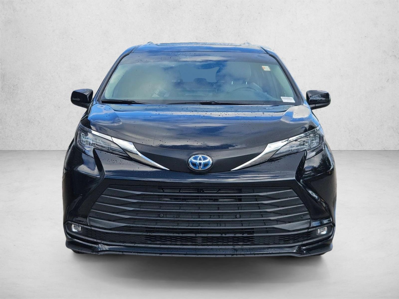 2025 Toyota Sienna XLE photo 2