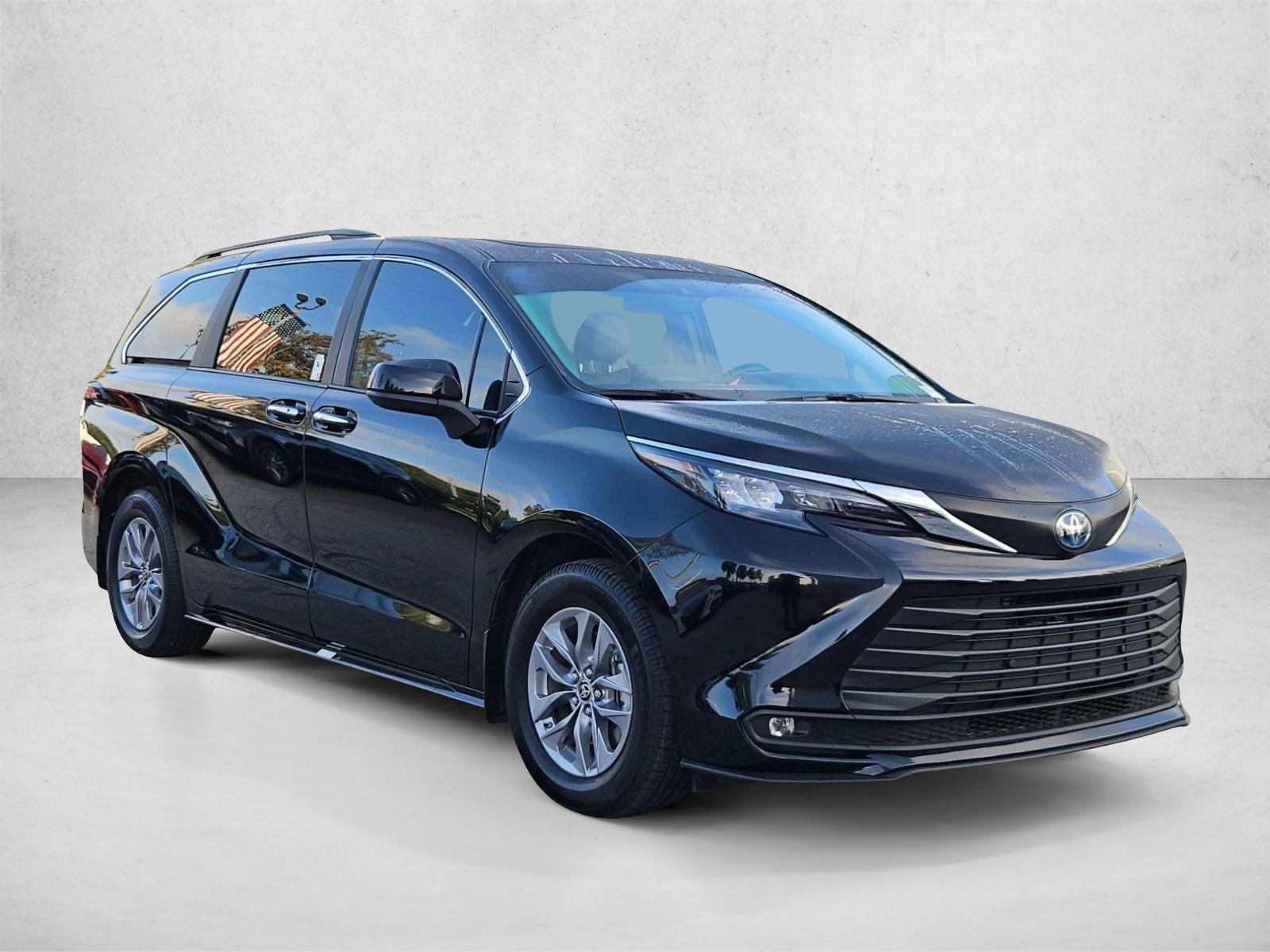 2025 Toyota Sienna XLE photo 3
