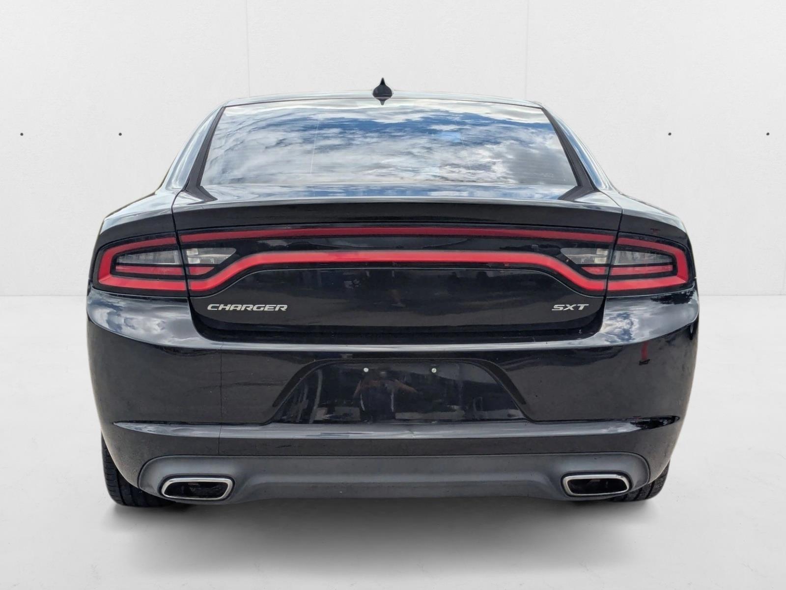 2016 Dodge Charger SXT photo 2
