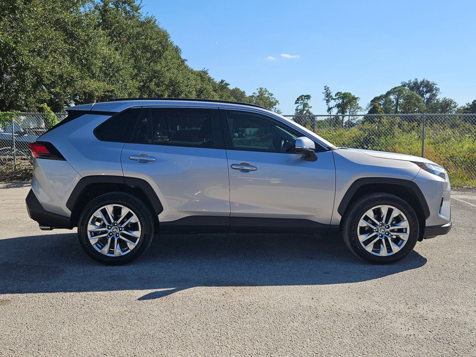 2022 Toyota RAV4 Limited photo 3