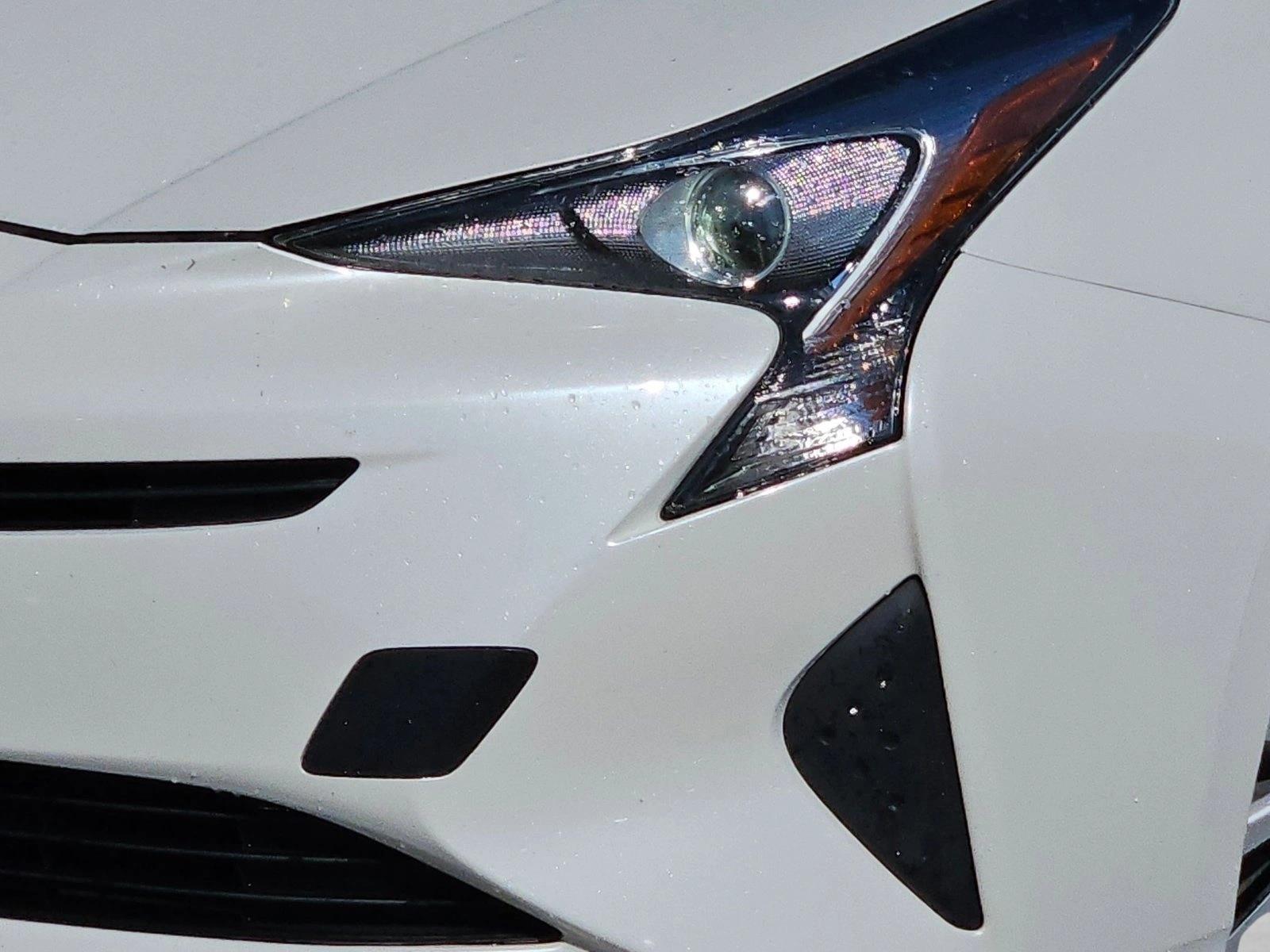 2016 Toyota Prius Four photo 3