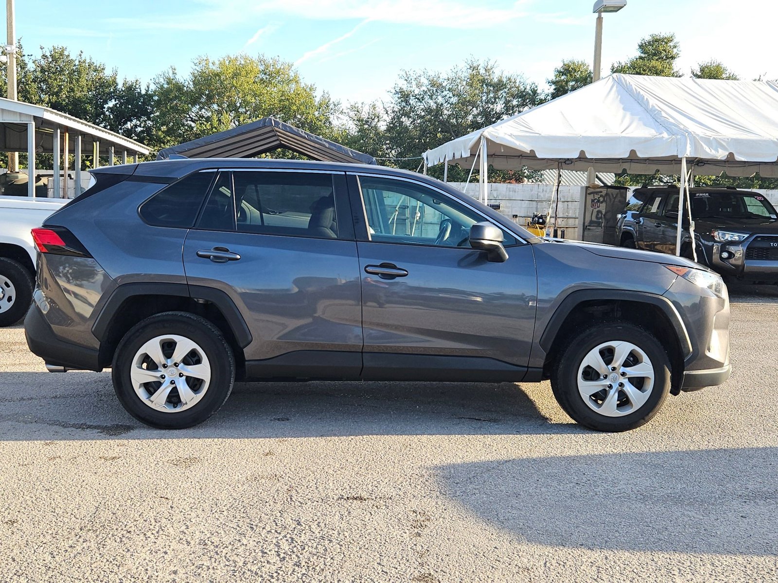 2022 Toyota RAV4 LE photo 4