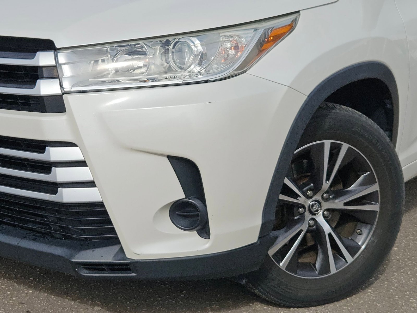 2017 Toyota Highlander LE photo 3