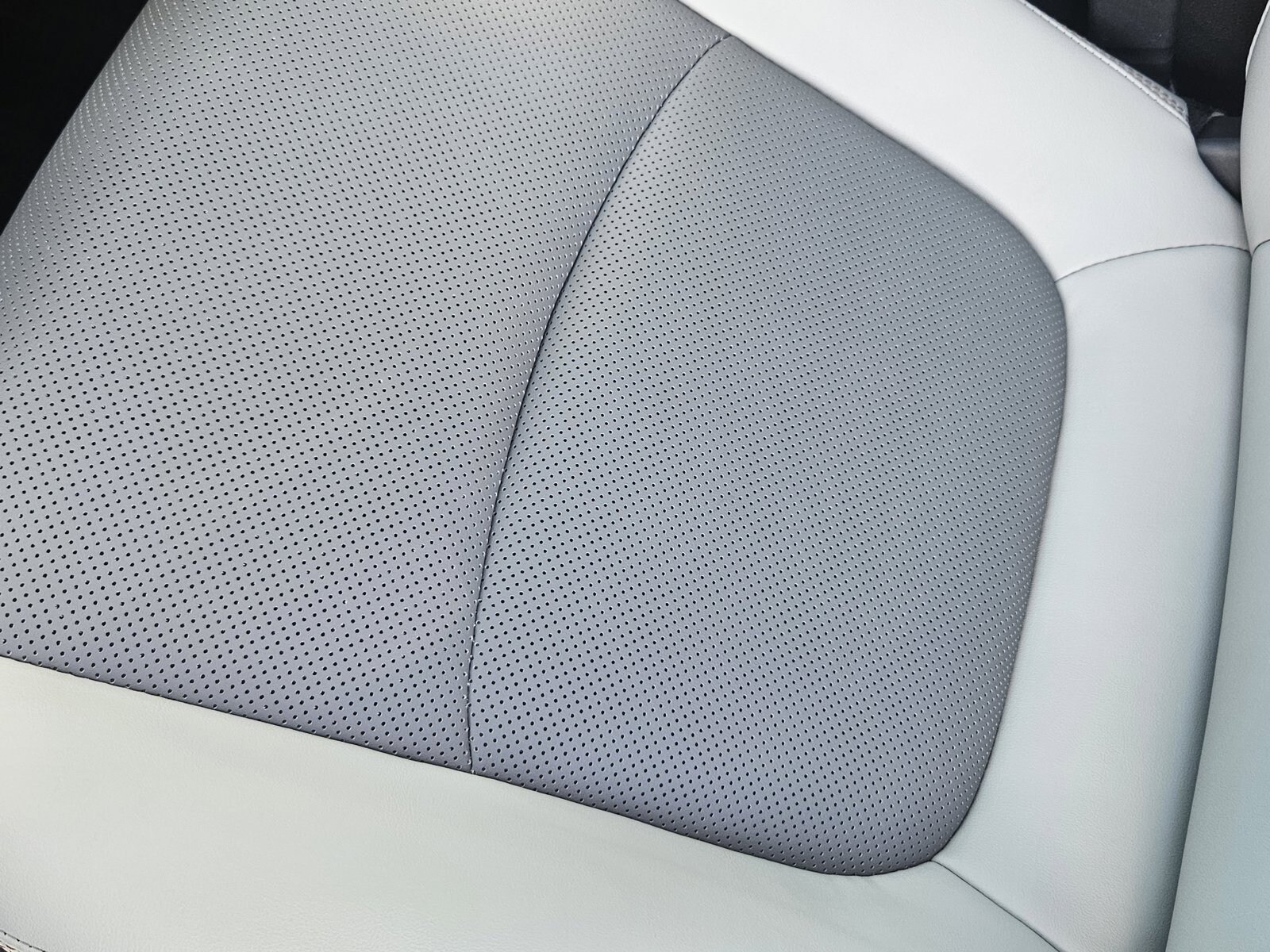 2024 Toyota RAV4 Hybrid Limited photo 4