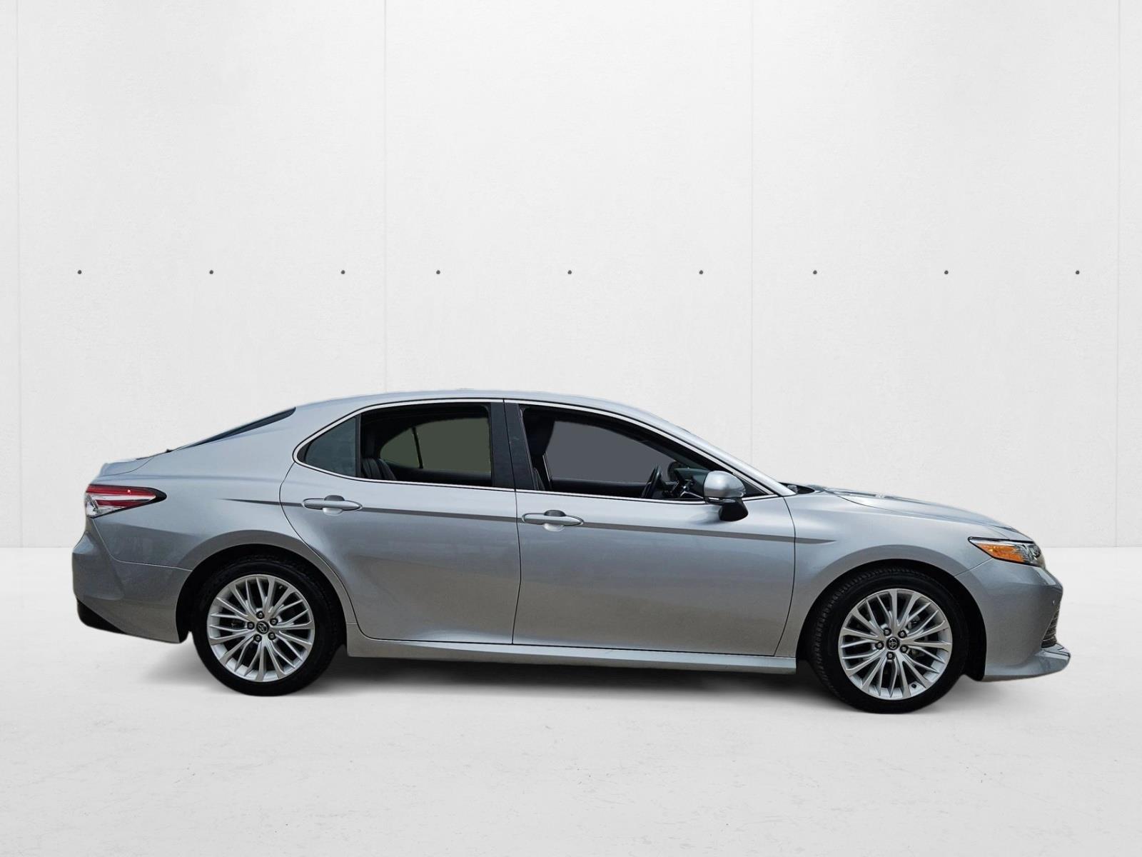 2018 Toyota Camry XLE SE photo 2