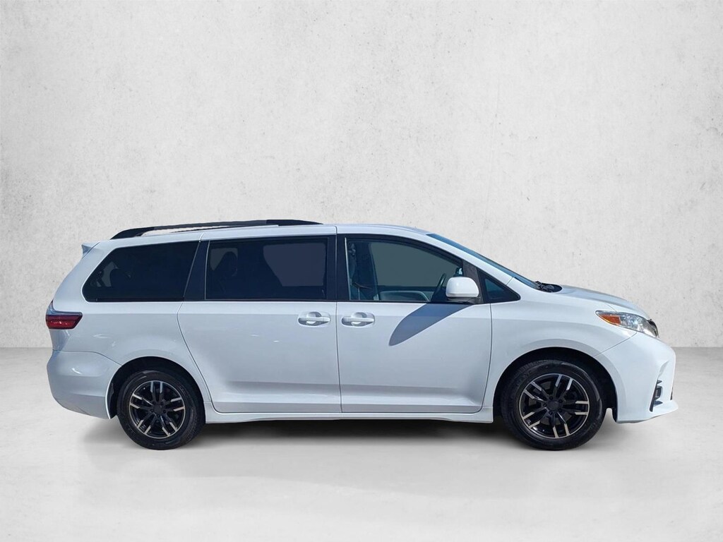 Used 2018 Toyota Sienna LE 8 Passenger Van Passenger Van