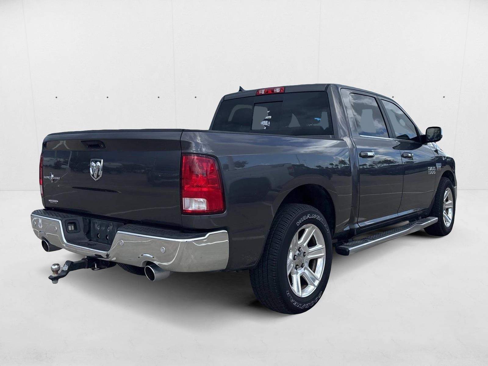 2017 Ram 1500 SLT photo 4